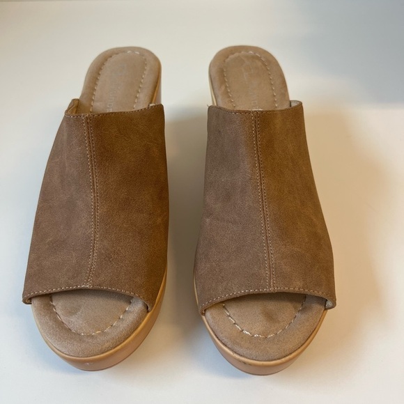 CL by Laundry Slip On Wedges. Excellent Condition. - Picture 7 of 7